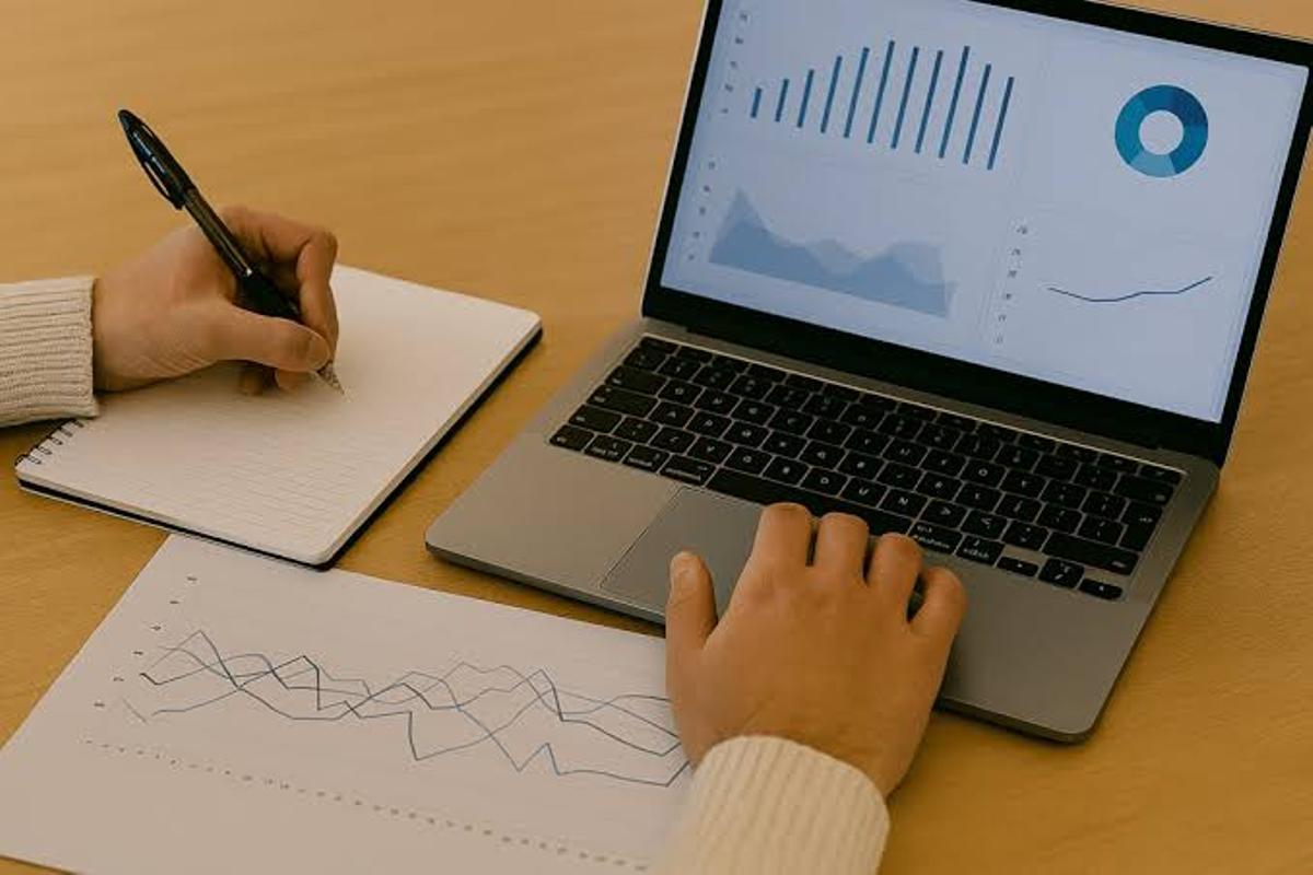 La titulación combina empresa, tecnología, inteligencia artificial y análisis de datos para formar perfiles profesionales híbridos.