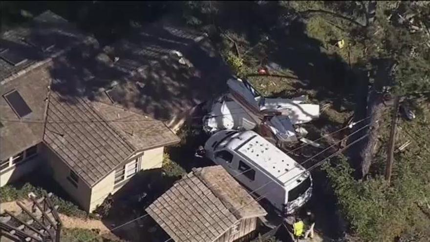 Un muerto tras estrellarse una avioneta contra una vivienda en California