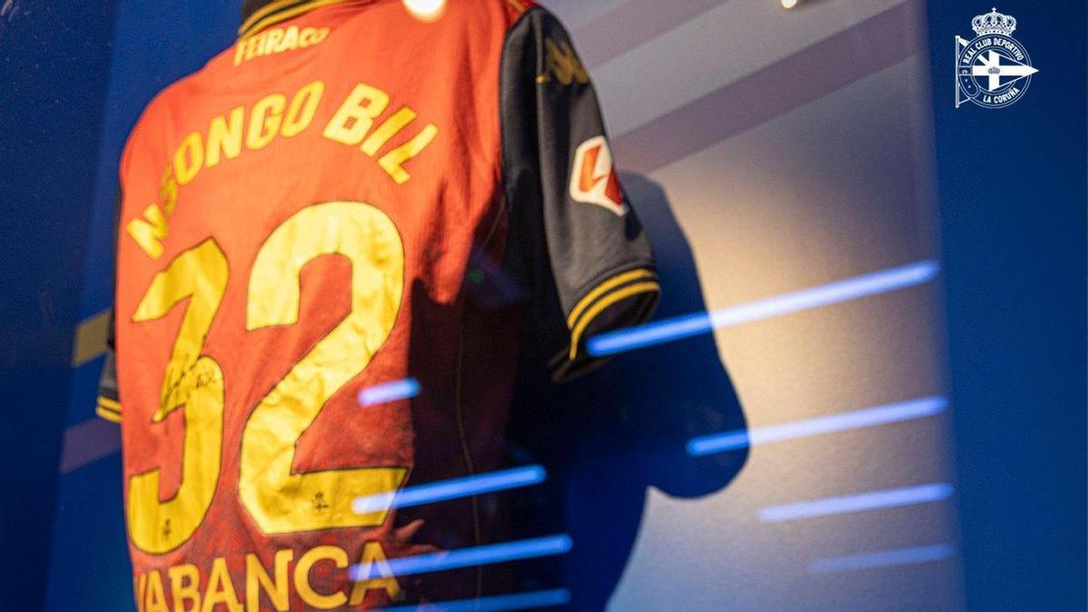El Deportivo incluye la camiseta y las botas de Bil Nsongo del ascenso en su museo: un doblete para la historia