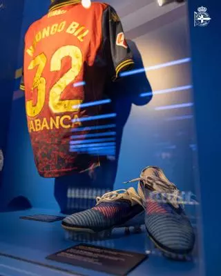 El Deportivo incluye la camiseta y las botas de Bil Nsongo del ascenso en su museo: un doblete para la historia