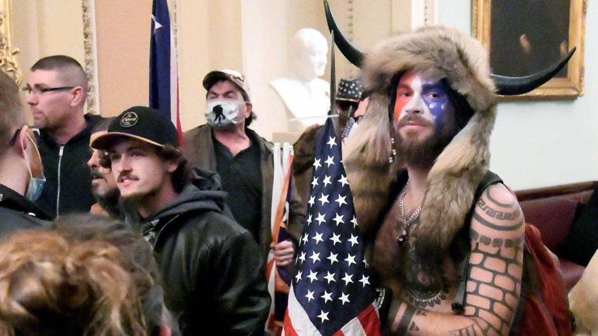 Jake Angeli, el hombre vestido de bisonte que irrumpió en Capitolio, pide el perdón de Trump