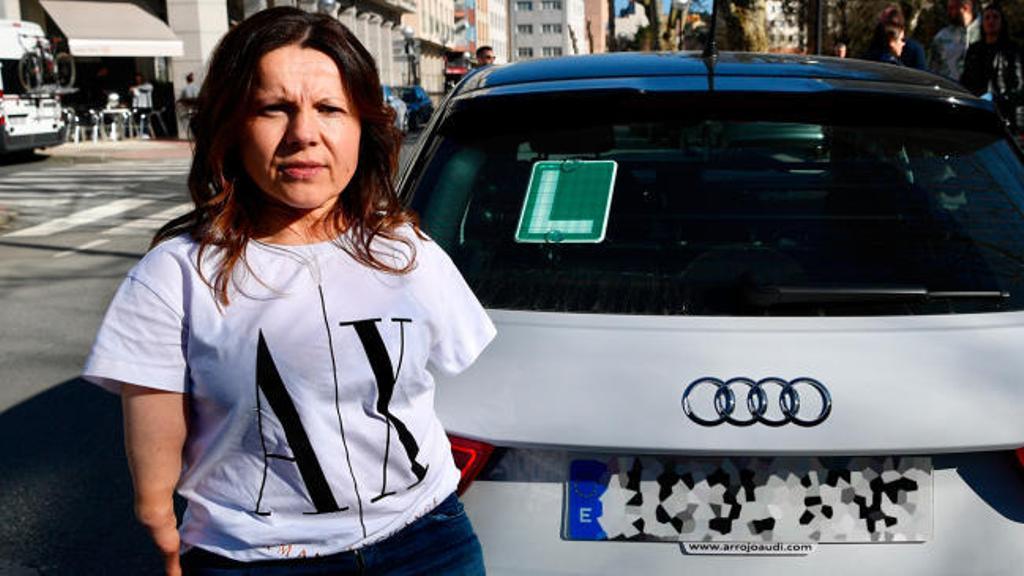 Celia, la conductora sin brazos de Galicia, estrena su coche