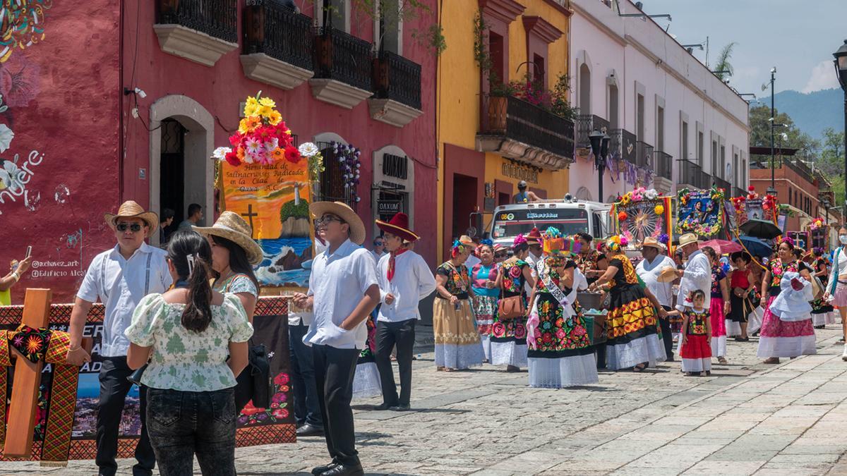 Las fiestas y tradiciones populares forman parte esencial del viaje por México, especialmente en ciudades como Oaxaca.