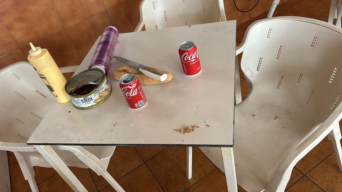 Restos de la merienda que se preparó el ladrón.