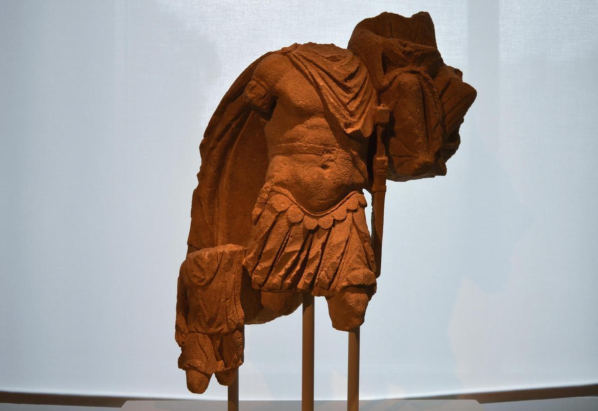 Grupo escultórico que representa a Eneas cargando a Anquises, procedente de un mausoleo de Colonia.