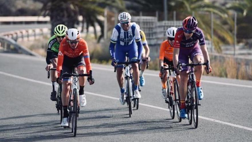 El ciclista de Sax, Raúl Alarcón, de blanquiazul, durante la escapada de ayer.