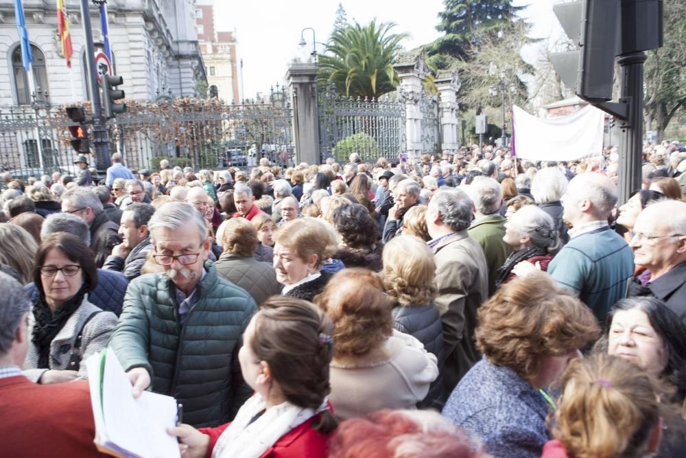 Multitudinaria manifestación contra el impuesto de sucesiones ante la Junta