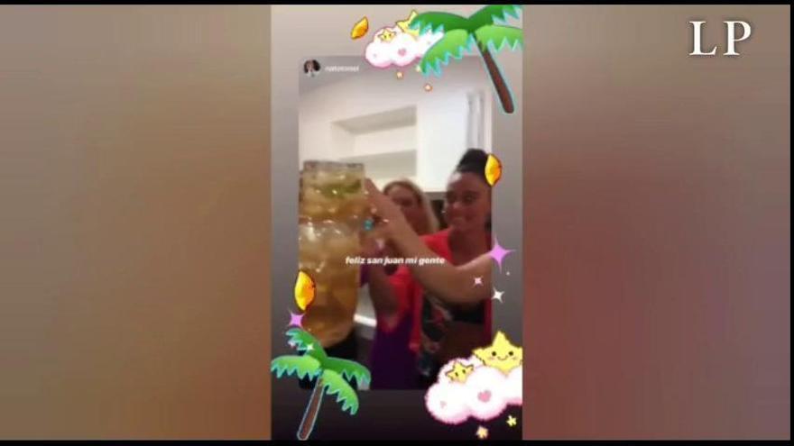 Rosalía celebra San Juan en Canarias con 'limonadas' y hoguera en la playa