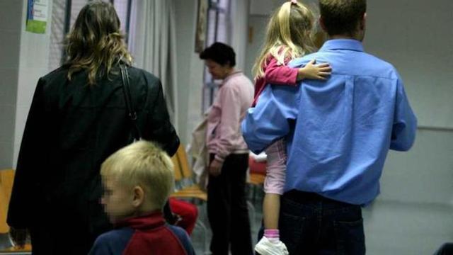 Padres con sus hijos en el área de Pediatría de un centro de salud de Alicante, en una imagen de archivo.