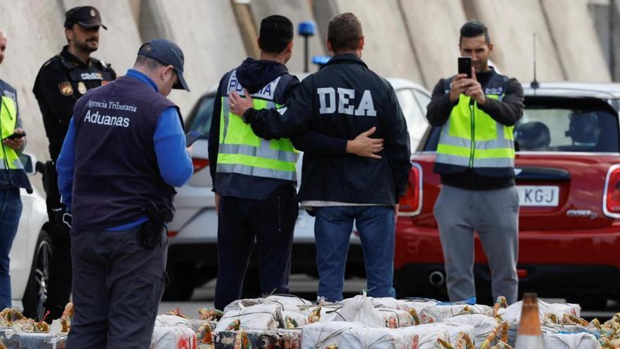 Agentes de la Policía Nacional, Aduanas y la DEA estadounidense, fotografiándose con el alijo en Las Palmas.