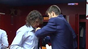 Els jugadors blaugrana fan broma al vestidor mentre es vesteixen amb l’equipació del club.