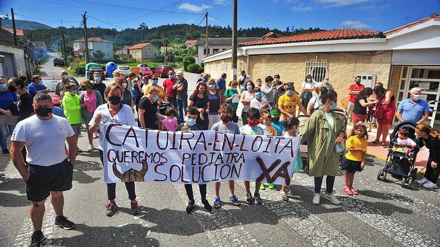 Una de las protestas vecinales para reclamar pediatra, en Catoira.
