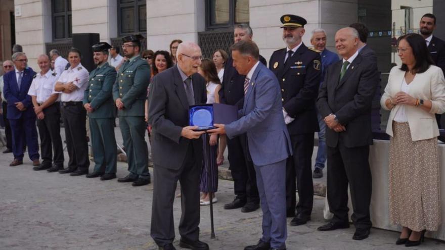 Massó (d) participó en los homenajes por el Día de la Policía Local en Burriana.  | MEDITERRÁNEO