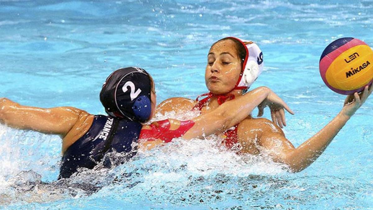 Judith Forca con la francesa Estelle Millot durante el partido