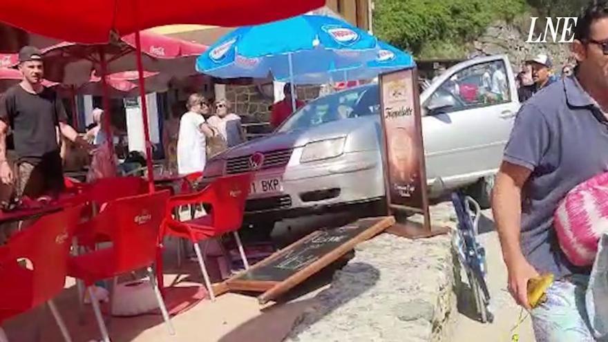 Susto en la playa de Aguilar: un coche termina empotrado en la terraza del bar