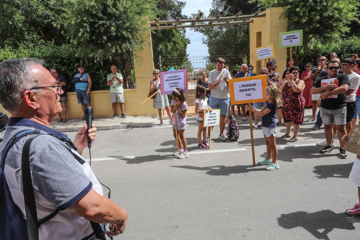 Protesta ante el cierre continuado del parque y la zona verde