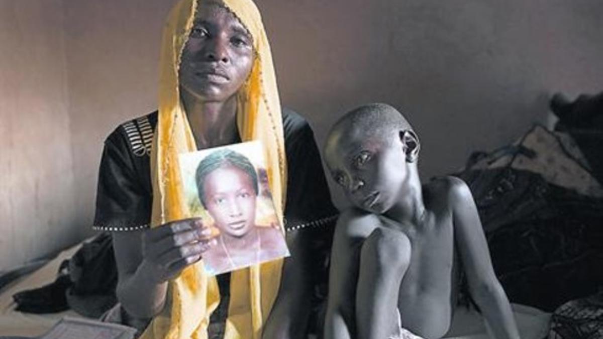 Rachel Daniel sostiene la foto de su hija Rose, de 17 años, secuestrada por Boko Haram.