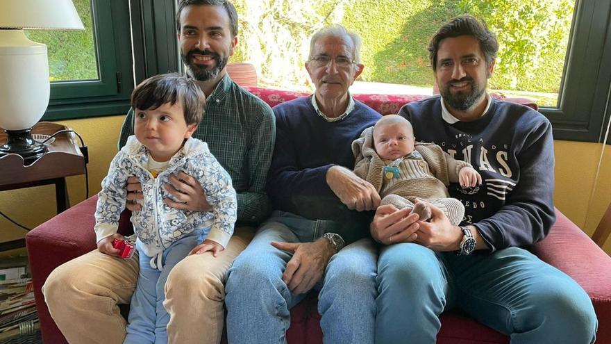 El hijo mayor de Vicente Vallina, en el centro, junto a dos de sus nietos, con dos bisnietos en brazos, todos ellos con el mismo nombre. | R. A. G.-O.