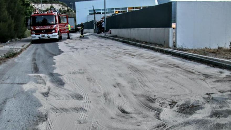 Los bomberos ha esparcido tierra por encima de la mancha de gasóleo