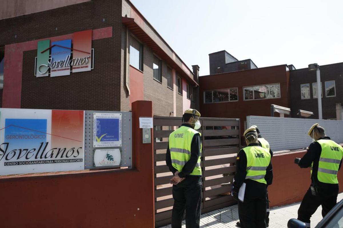 La UME desinfecta el centro de mayores de Jovellanos