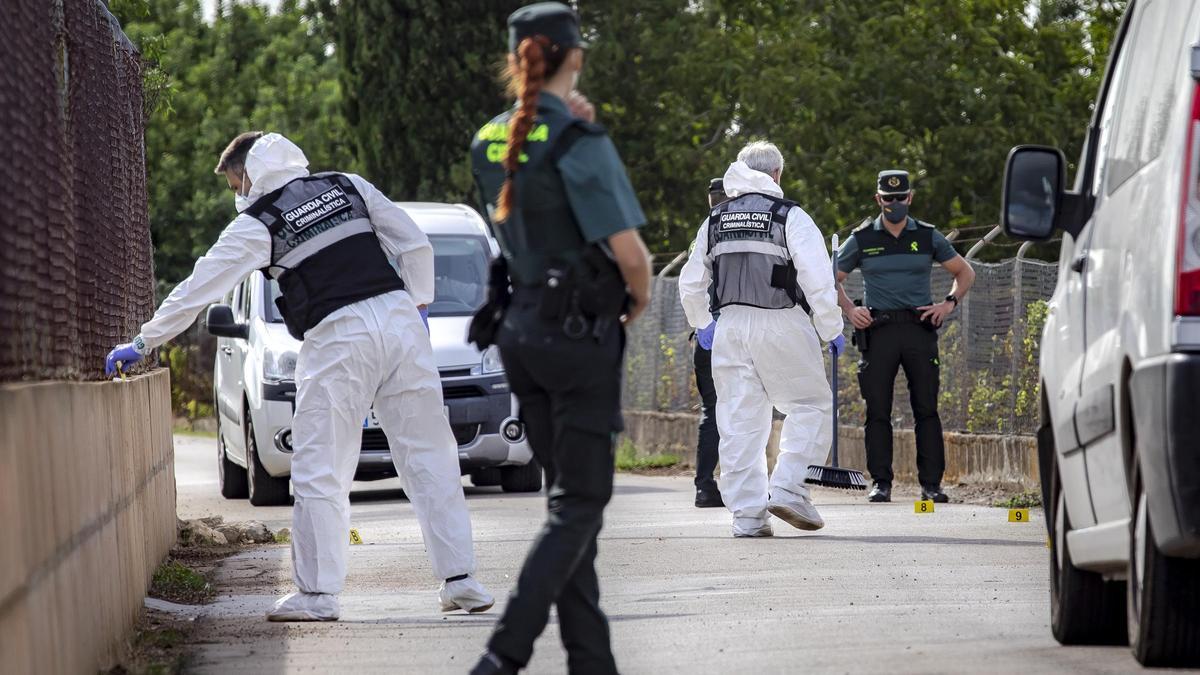 Investigadores de la Guardia Civil inspeccionan la escena del crimen donde habia acuchilado mortalmente el ladrón de marihuana.