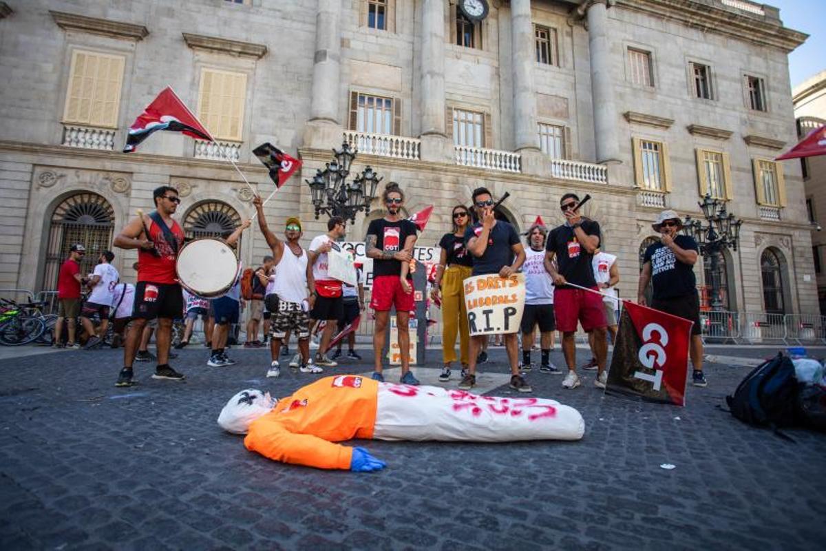 Huelga de socorristas, se manifiestan en Plaça de Sant Jaume