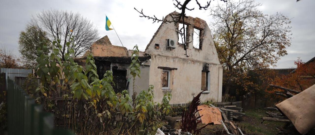 Casa destruida durante la ocupación rusa de Bucha. El dueño fue asesinado y la dueña ha tenido que reubicarse.