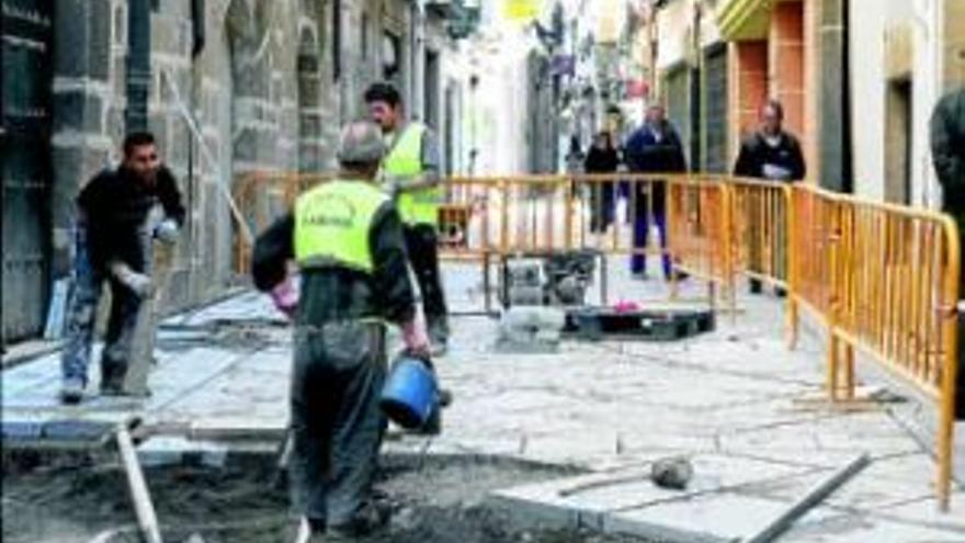 La calle del Rey tendrá listo el pavimento para Semana Santa