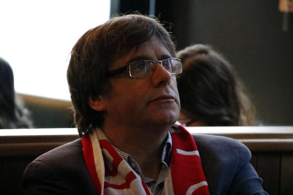 Puigdemont segueix el Girona-Getafe des d'un bar de Brussel·les