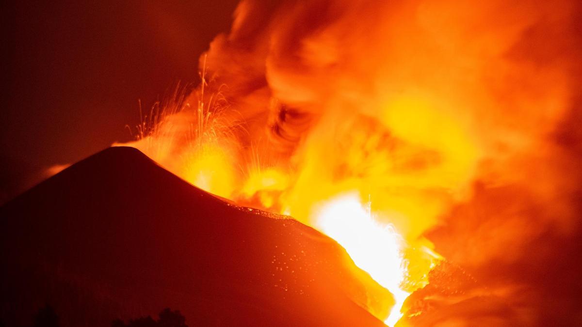 Continúan las efusiones de lava, que alcanzan picos de gran velocidad