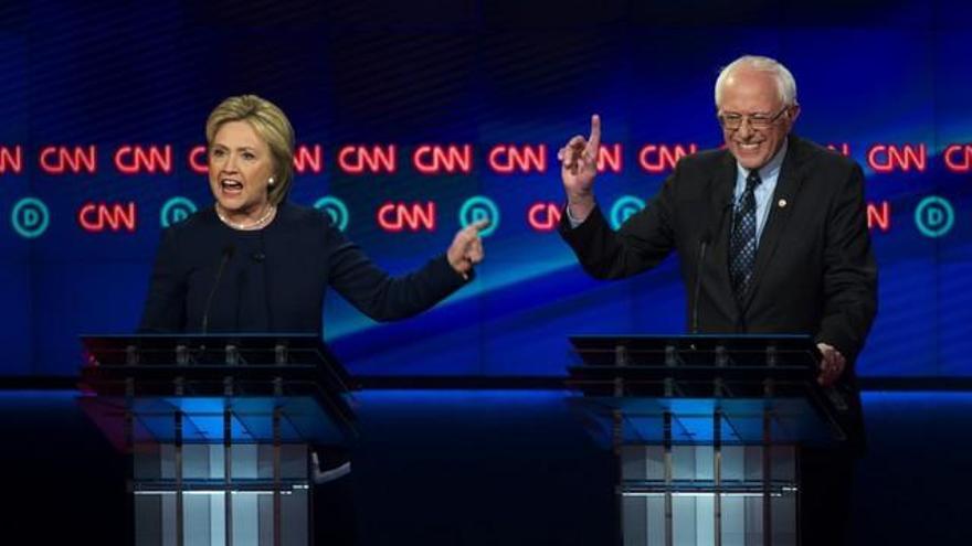 Sanders aprieta a Clinton en un debate muy duro