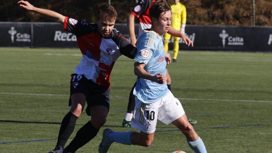 Óscar Marcos conduciendo el balón ayer en A Madroa. |  //ALBA VILLAR