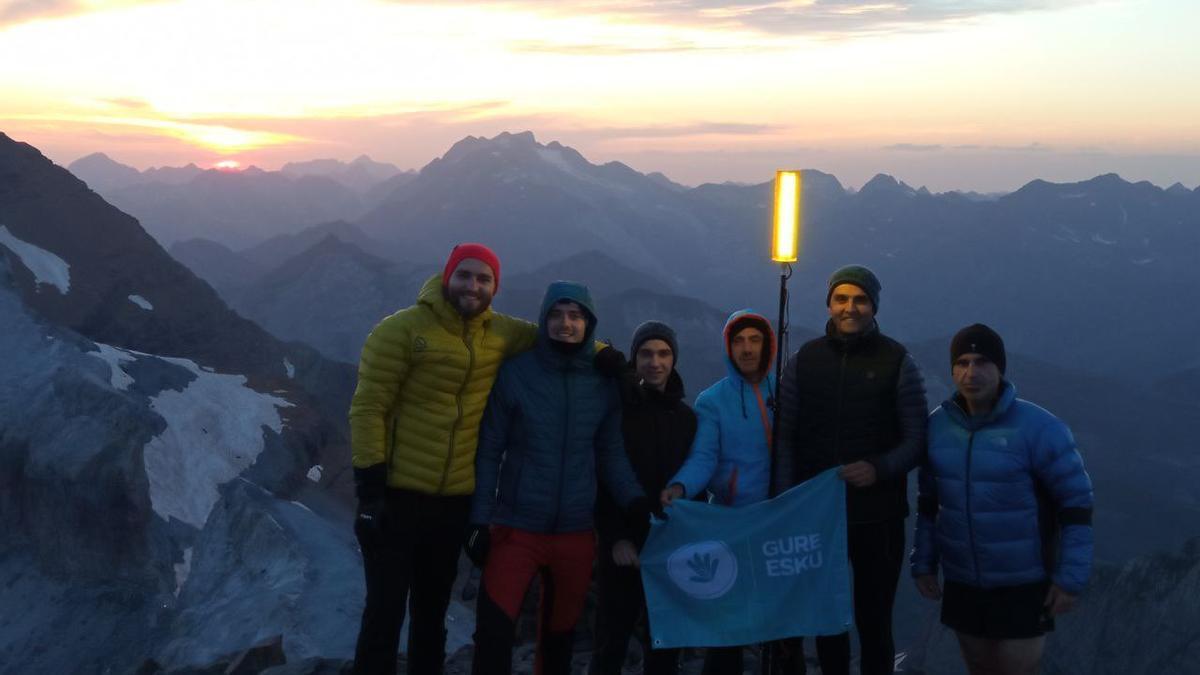 Grupo en el pico Casco Marboré, en el macizo de Monte Perdido