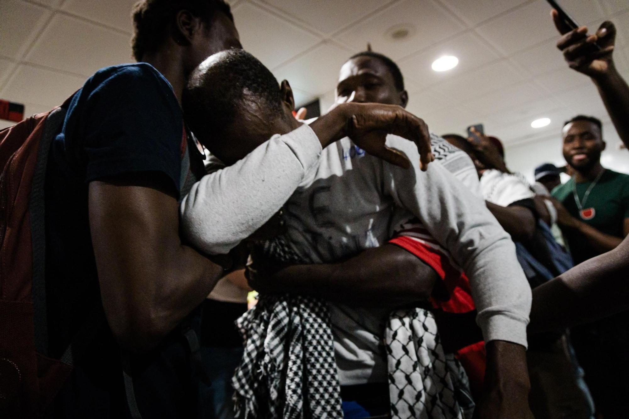 La llegada de Lucía Muñoz y Alejandra Martínez a Barajas en imágenes