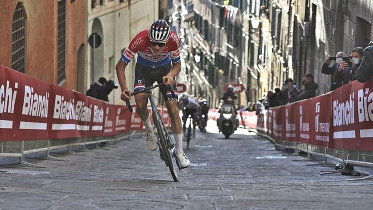 Van der Poel, en el ataque final en las rampas de Siena. |  // @STRADEBIANCHE