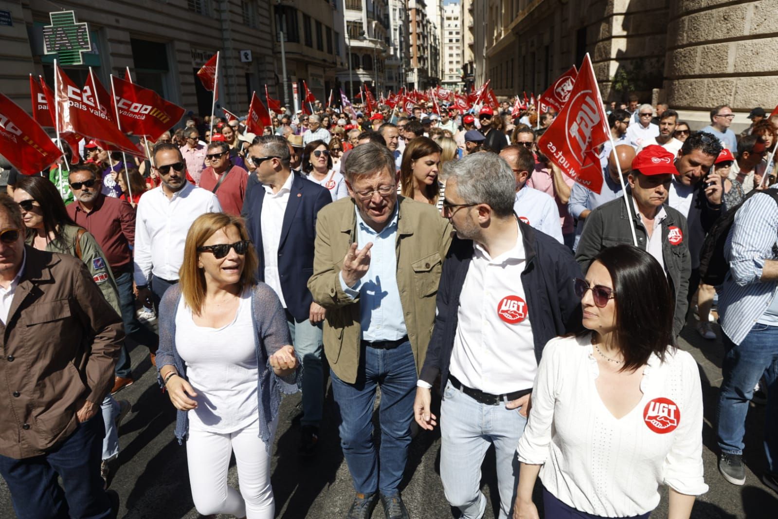 Miles de trabajadores festejan el Primero de Mayo en València