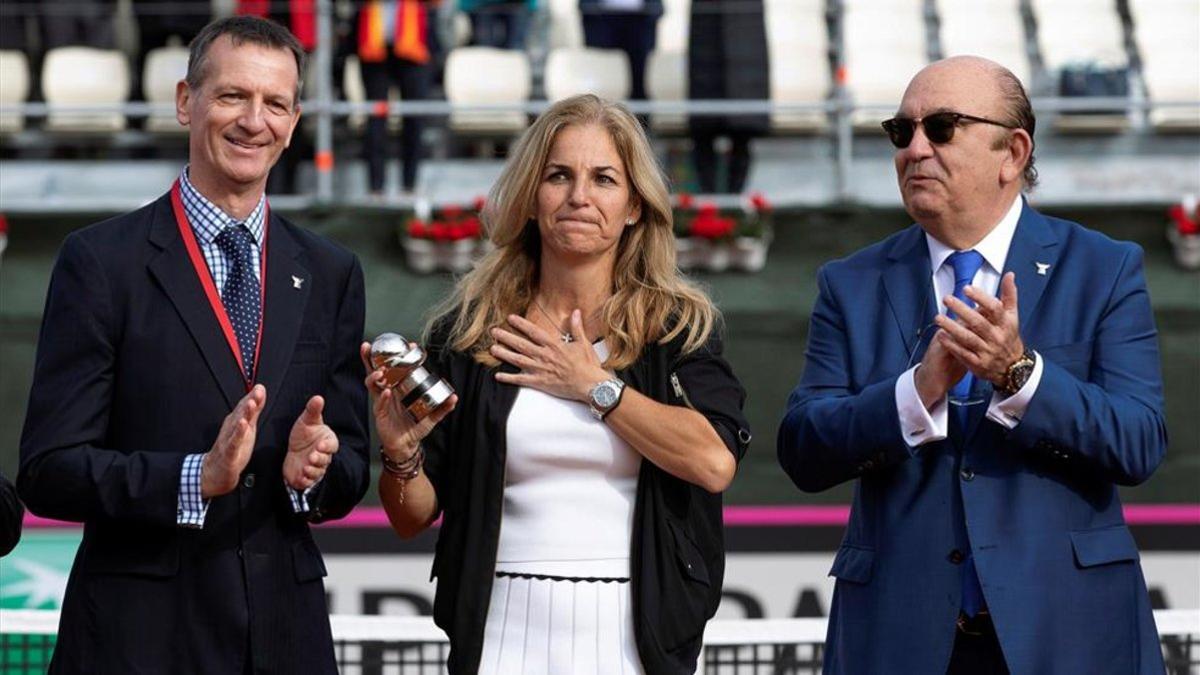 Arantxa Sánchez Vicario recibe el premio en la Manga Club