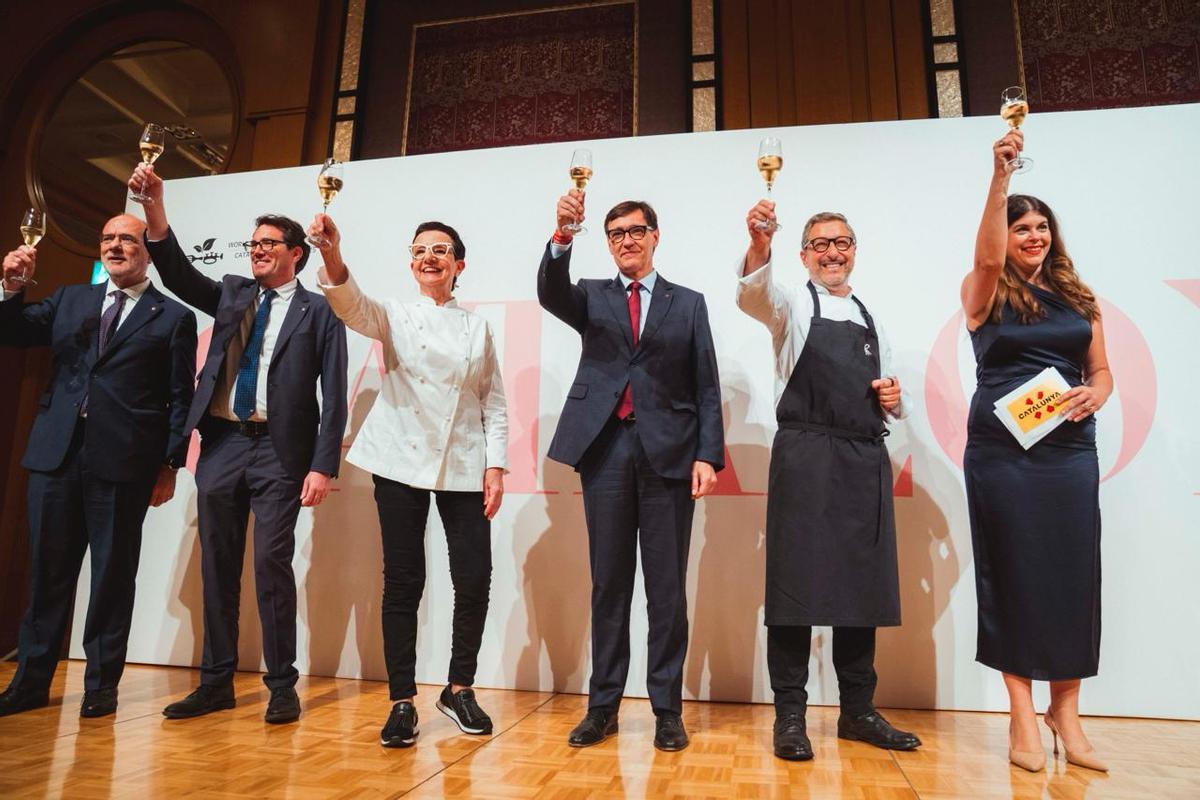 El president de la Generalitat, Salvador Illa, con los chefs Carme Ruscalleda y Joan Roca, en Tokyo El president de la Generalitat, Salvador Illa, con los chefs Carme Ruscalleda y Joan Roca, en Tokyo