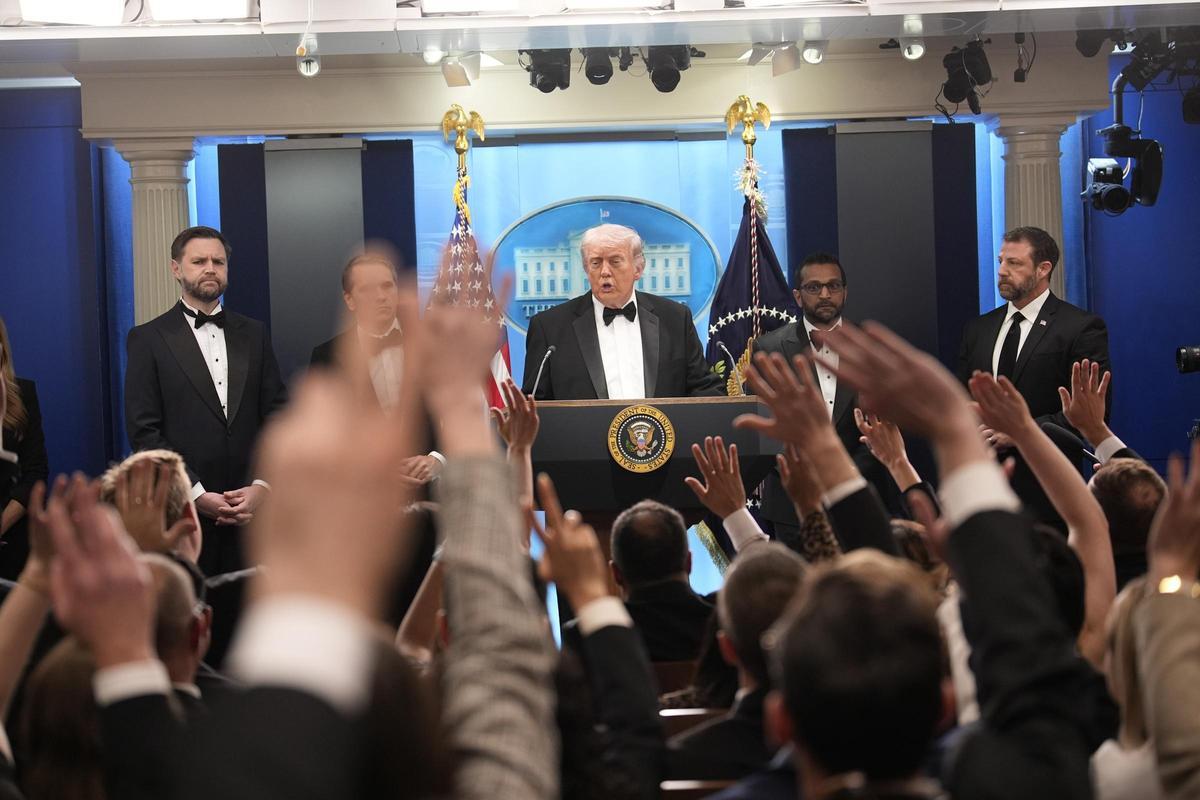 Trump durante la ruenda de prensa posterior a su intento de asesinato
