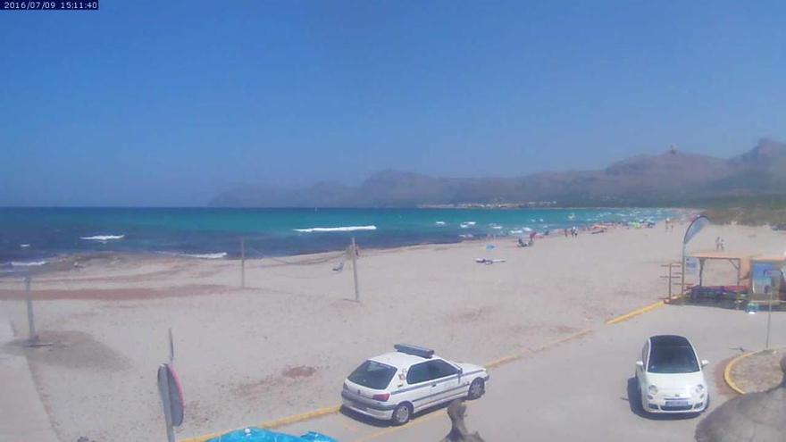 Stahlblauer Himmel über dem Strand von Son Serra de Marina am Samstagnachmittag (9.7.).