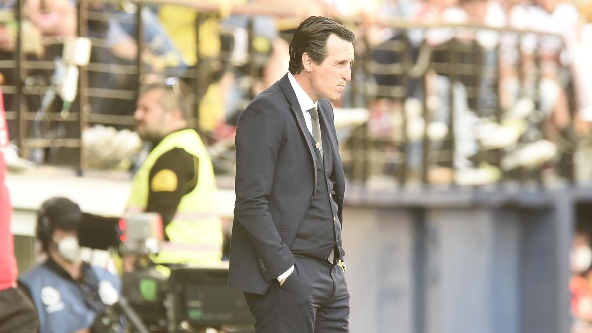 Unai Emery concentrado durante el transcurso del partido.