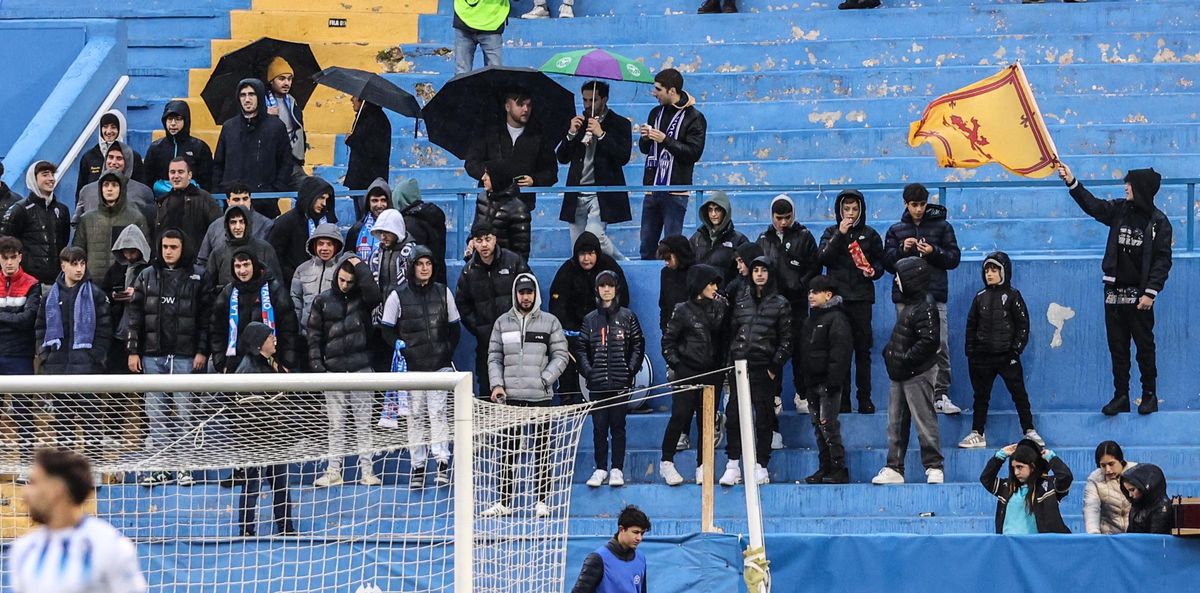 La afición blanquiazul, ubicada en Gol B, presente en el Alcoyano - Yeclano.