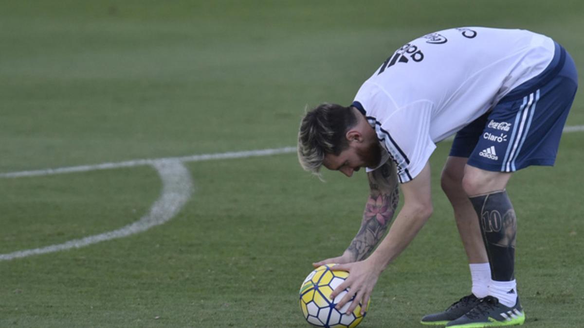 El nuevo tatuaje de Messi le cubre toda la pierna izquierda