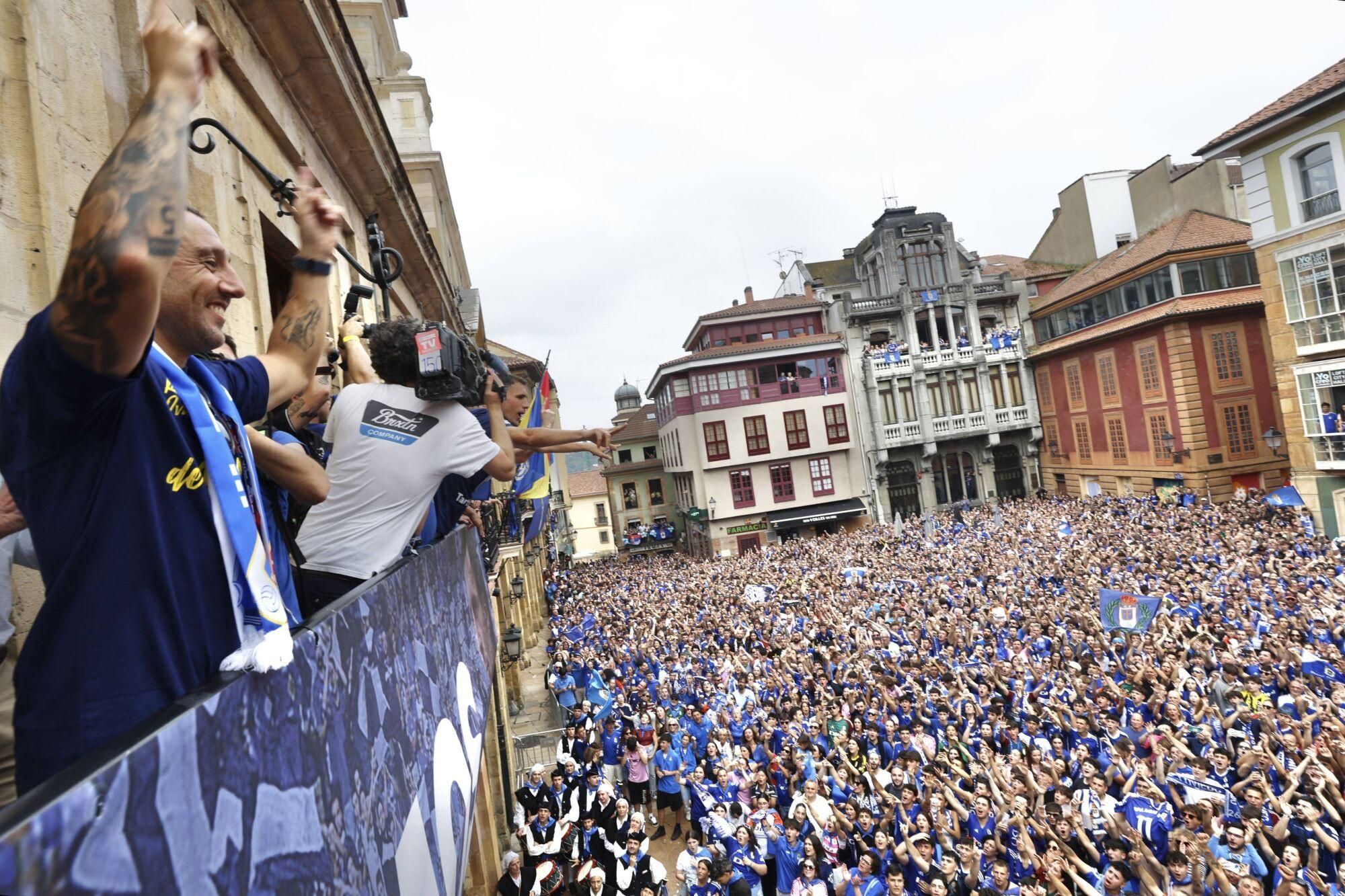 Locura azul en las calles de Oviedo para celebrar el ascenso del equipo a Primera División