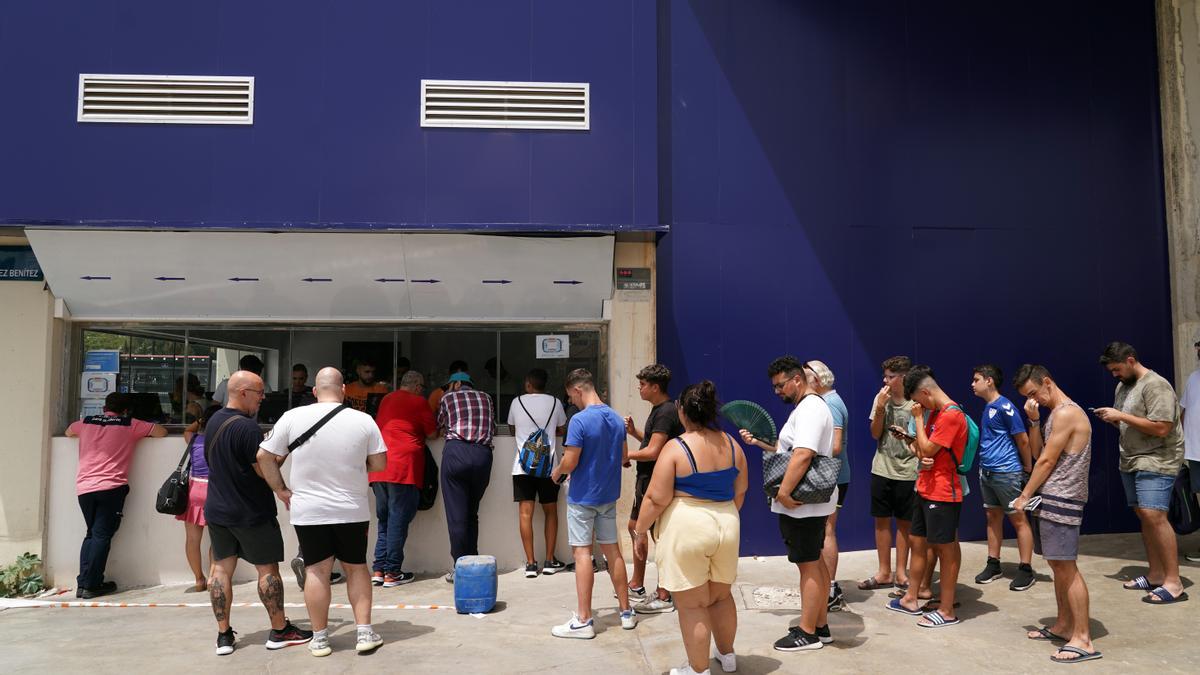 Aficionados del Málaga CF hacen colas para la compra de los abonos que el club han puesto a la venta en el día de hoy.