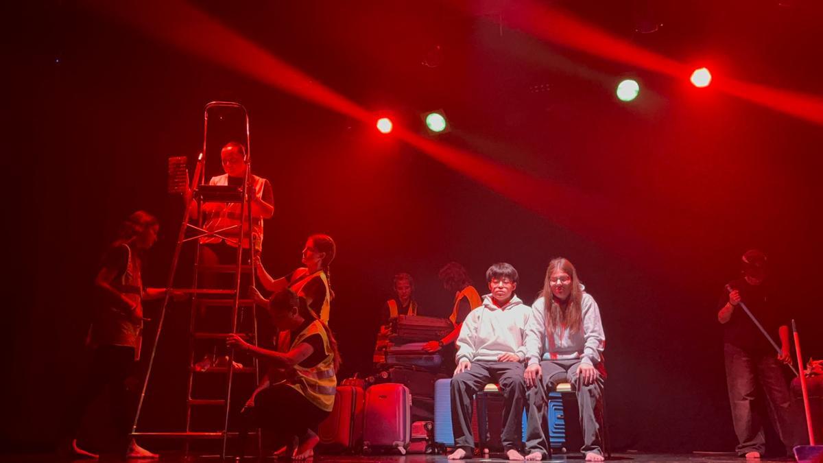 Escena de la obra de teatro "Maletas", sobre migraciones, elaborada por los alumnos del IES Santa Pola