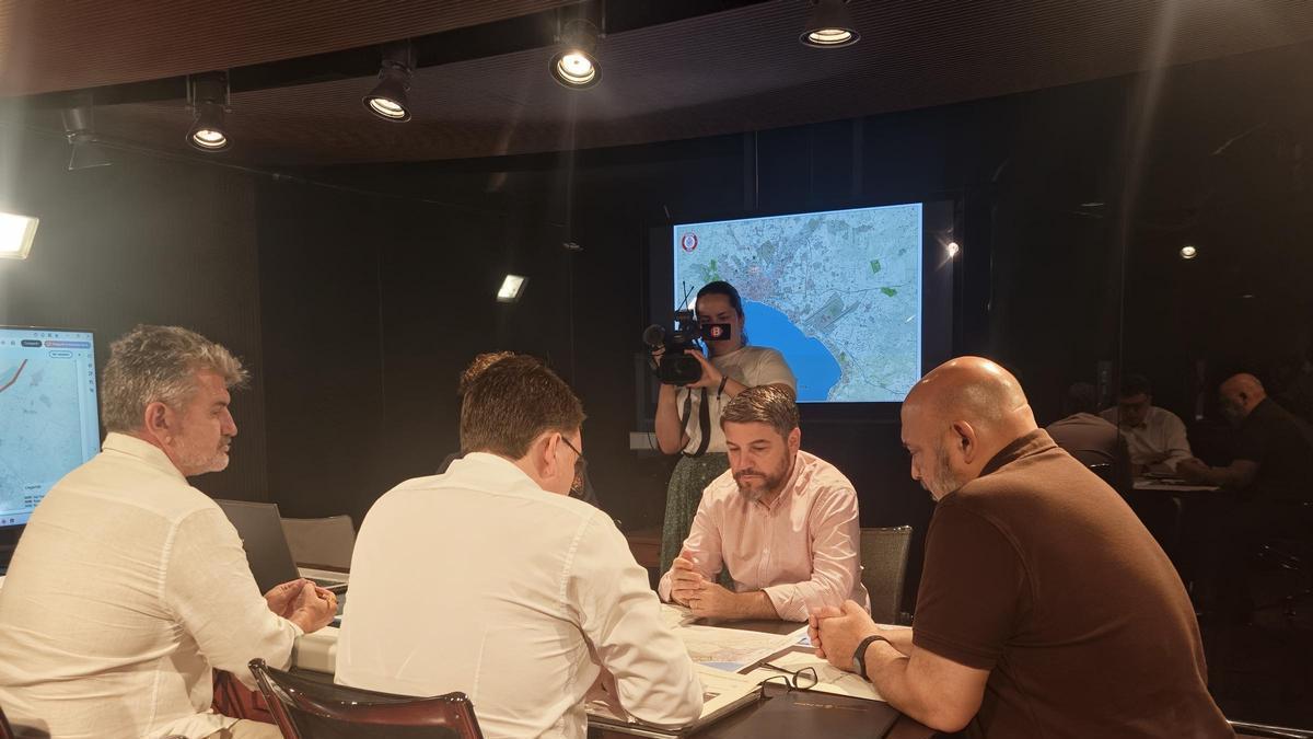 El alcalde de Palma, Jaime Martínez, en una reunión para decidir las medidas para el día del eclipse.