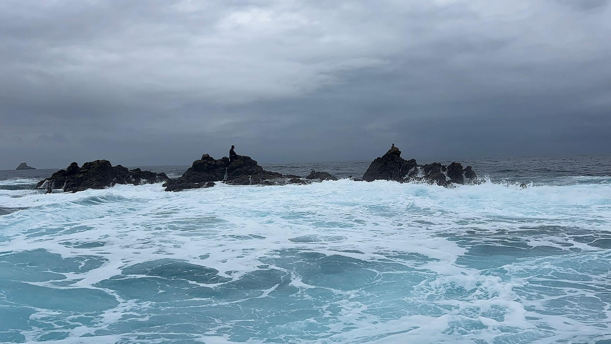 EN IMÁGENES: Así luchan los mariscadores de Luanco por cada kilo de percebe en el cabo Peñas