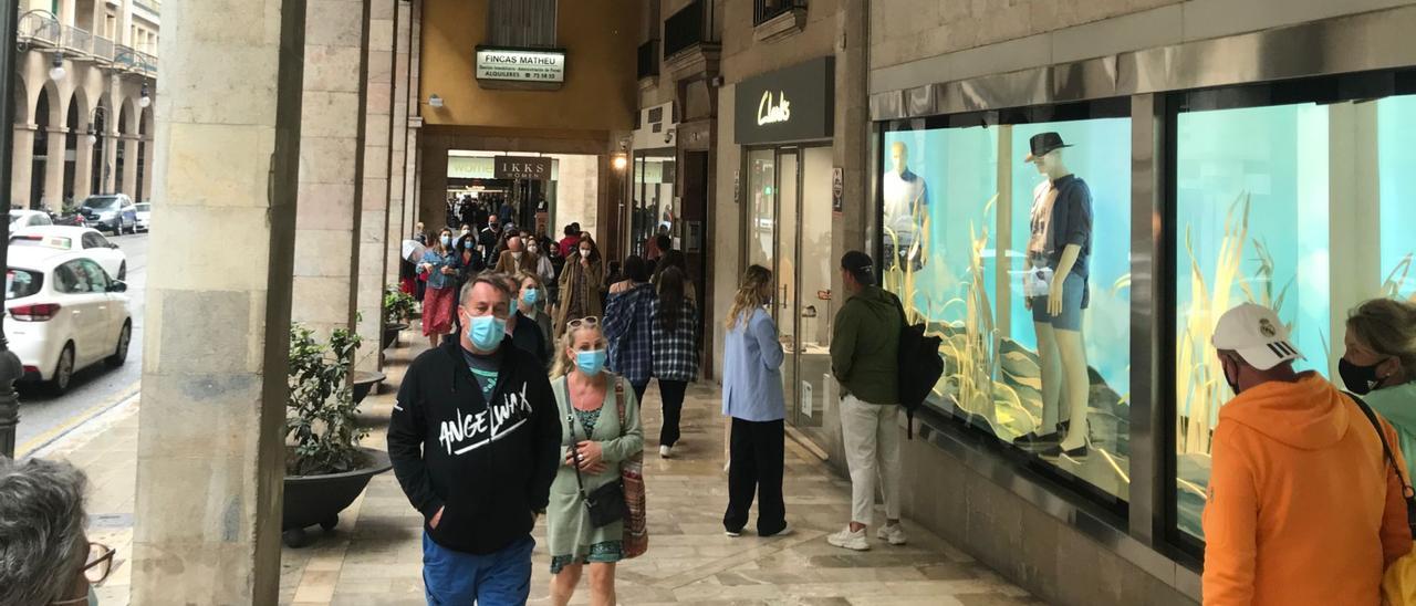 Imagen de ciudadanos en la calle Jaume III el pasado sábado