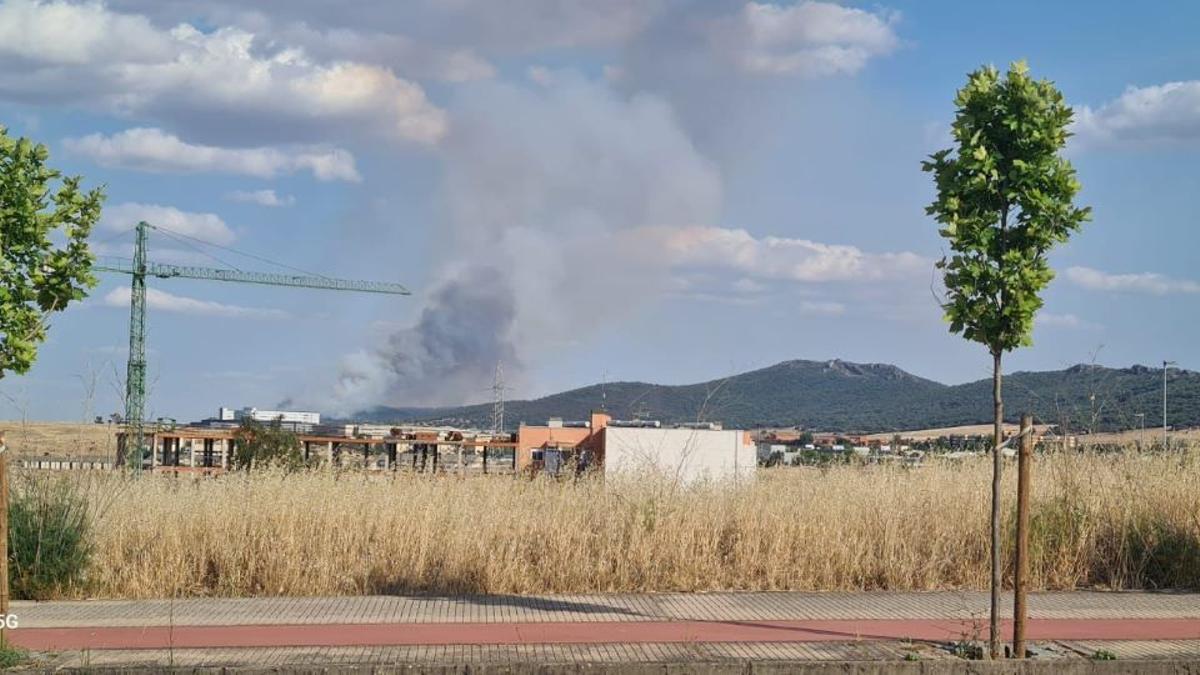 Columna de humo en Sierra de Fuentes vista desde Cáceres.